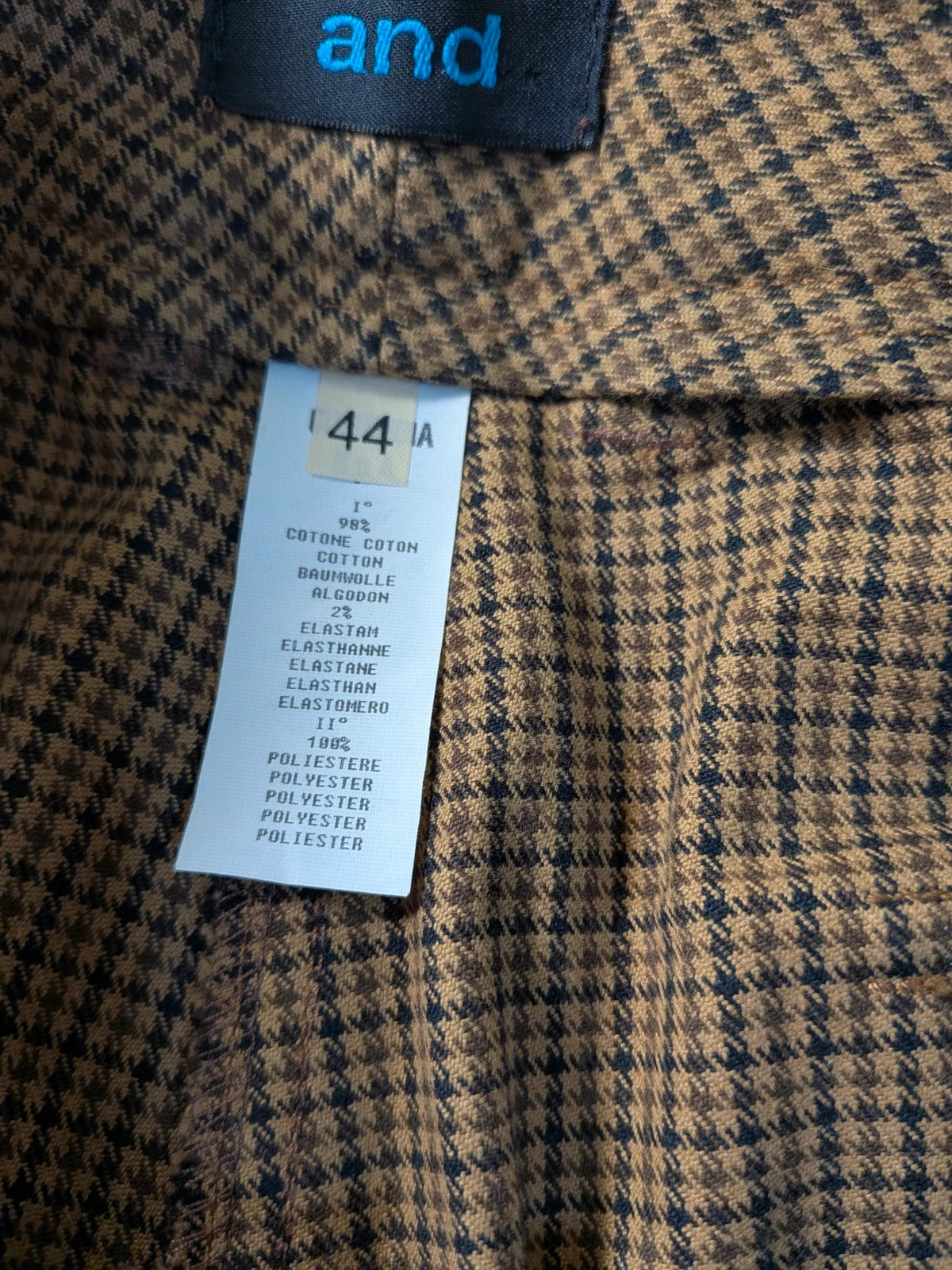 Elegante brown pants set with micro pied de poule pattern and classic blazer details.