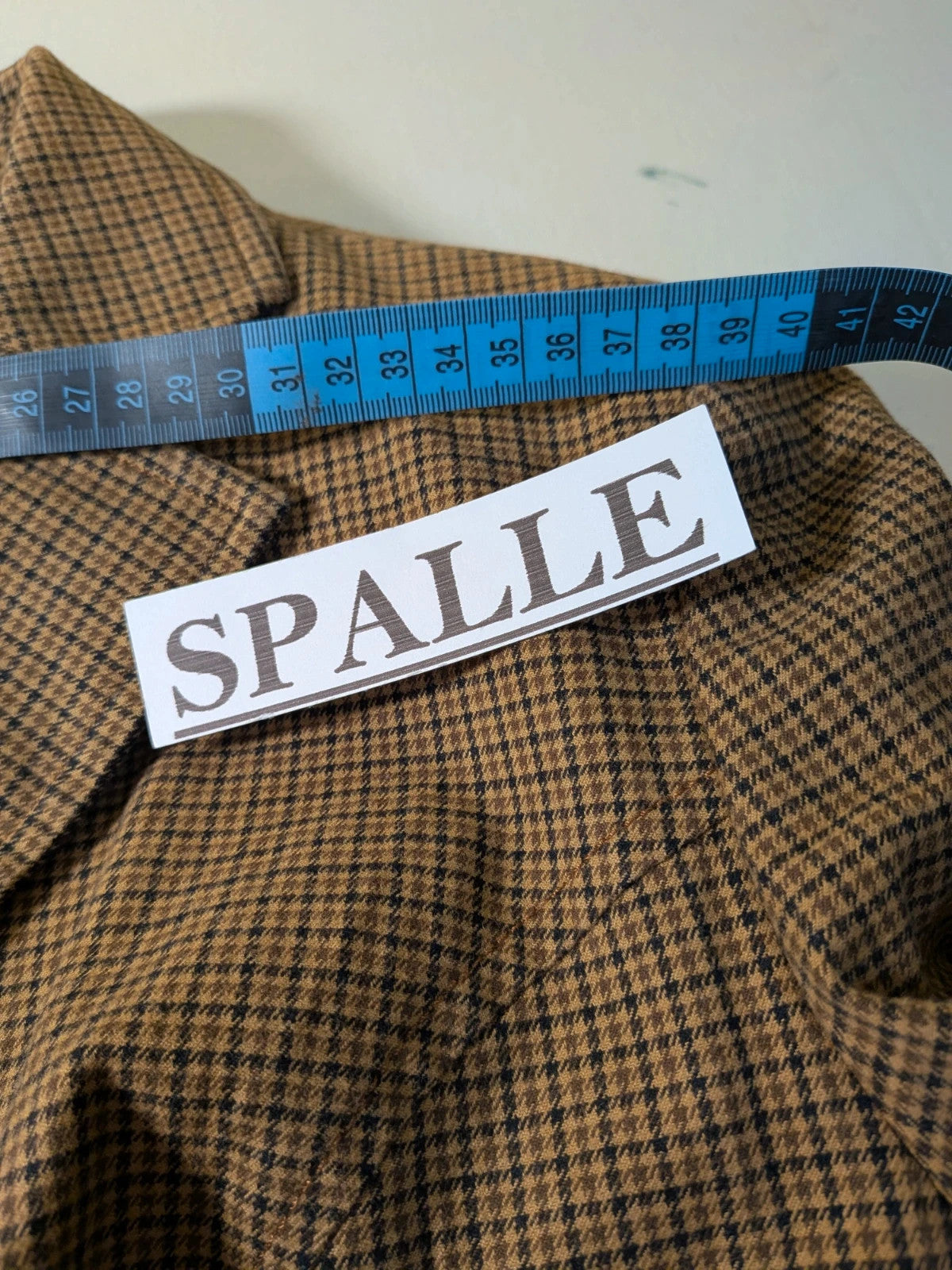 Elegante brown pants set with micro pied de poule pattern and classic blazer details.