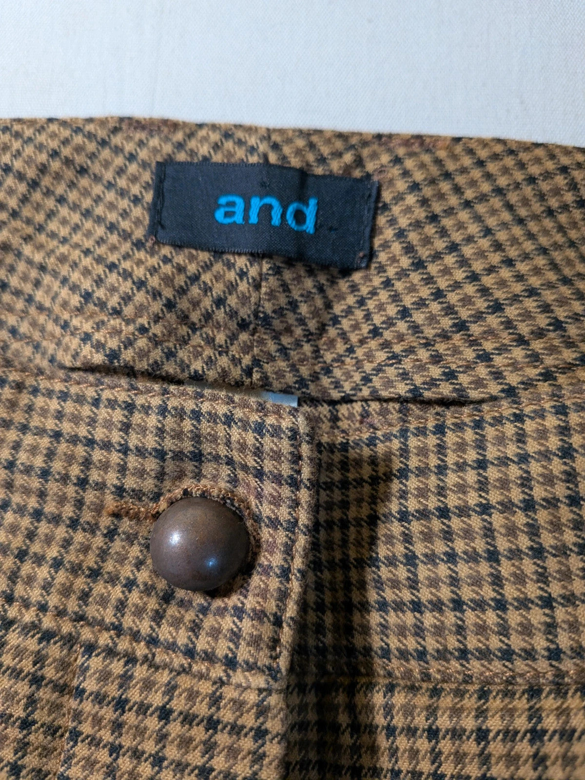 Elegante brown pants set with micro pied de poule pattern and classic blazer details.