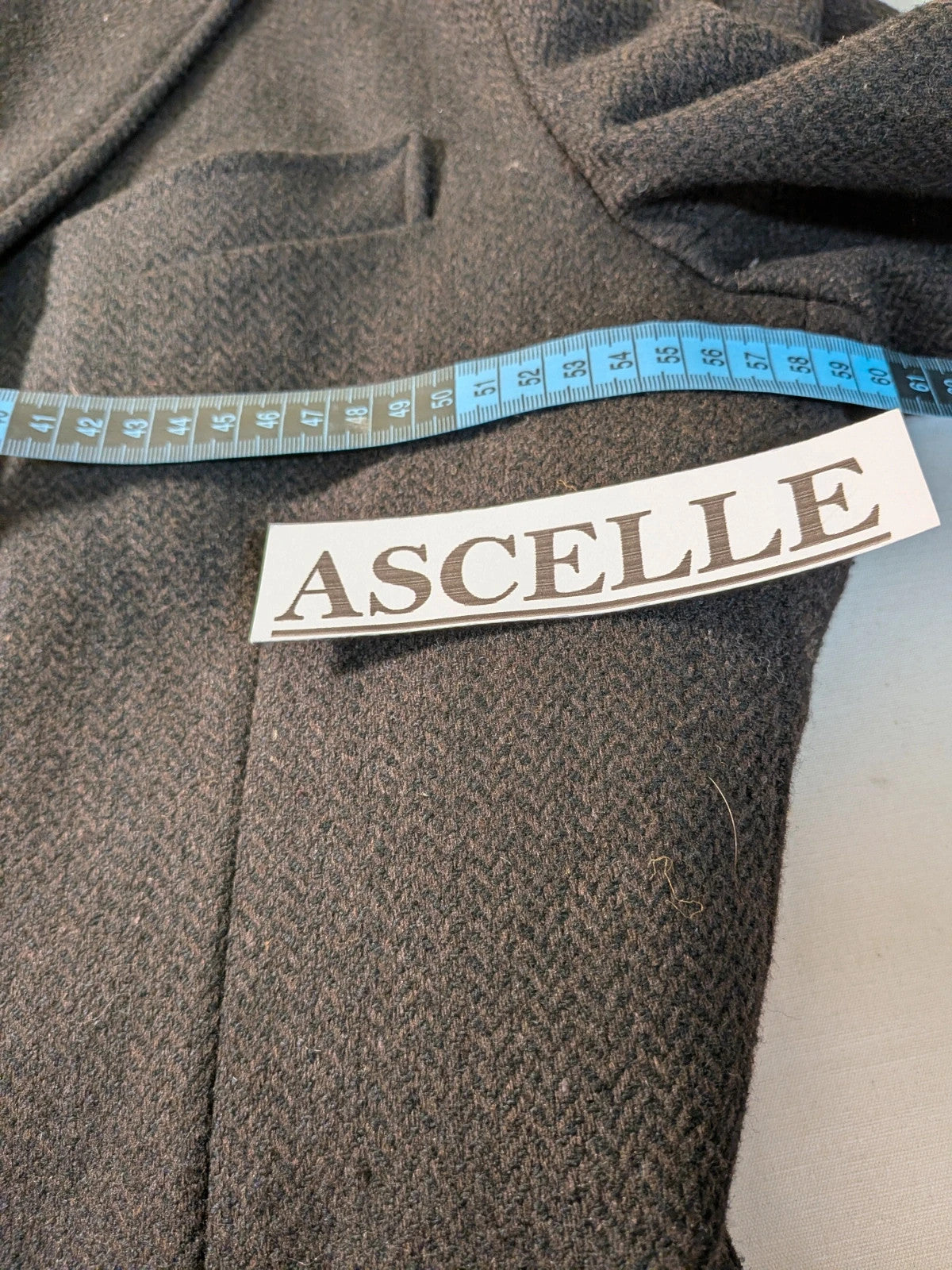Uomo brown coat herringbone pattern, classic cut, high-quality wool blend, made in Italy.