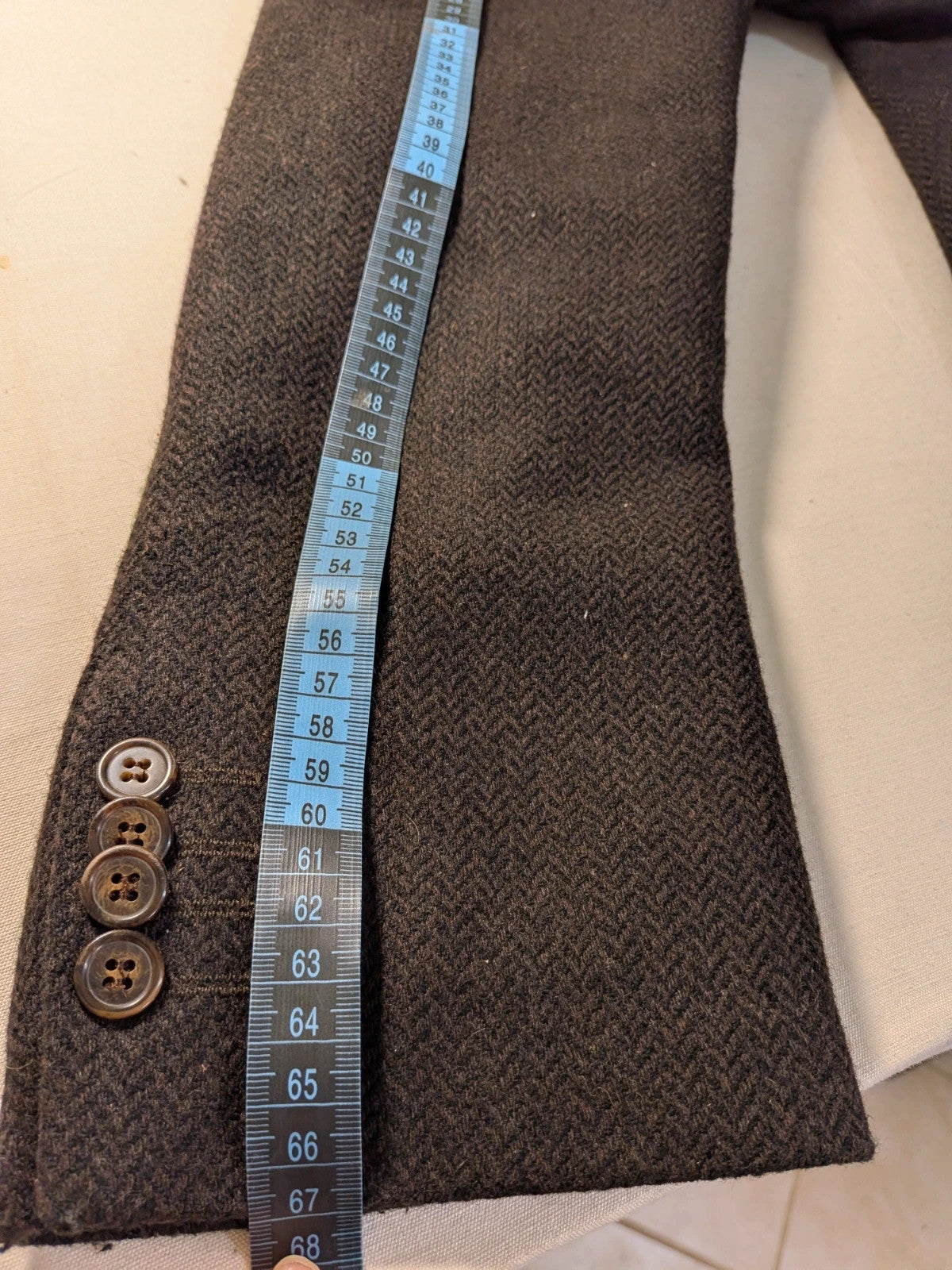 Uomo brown coat herringbone pattern, classic cut, high-quality wool blend, made in Italy.