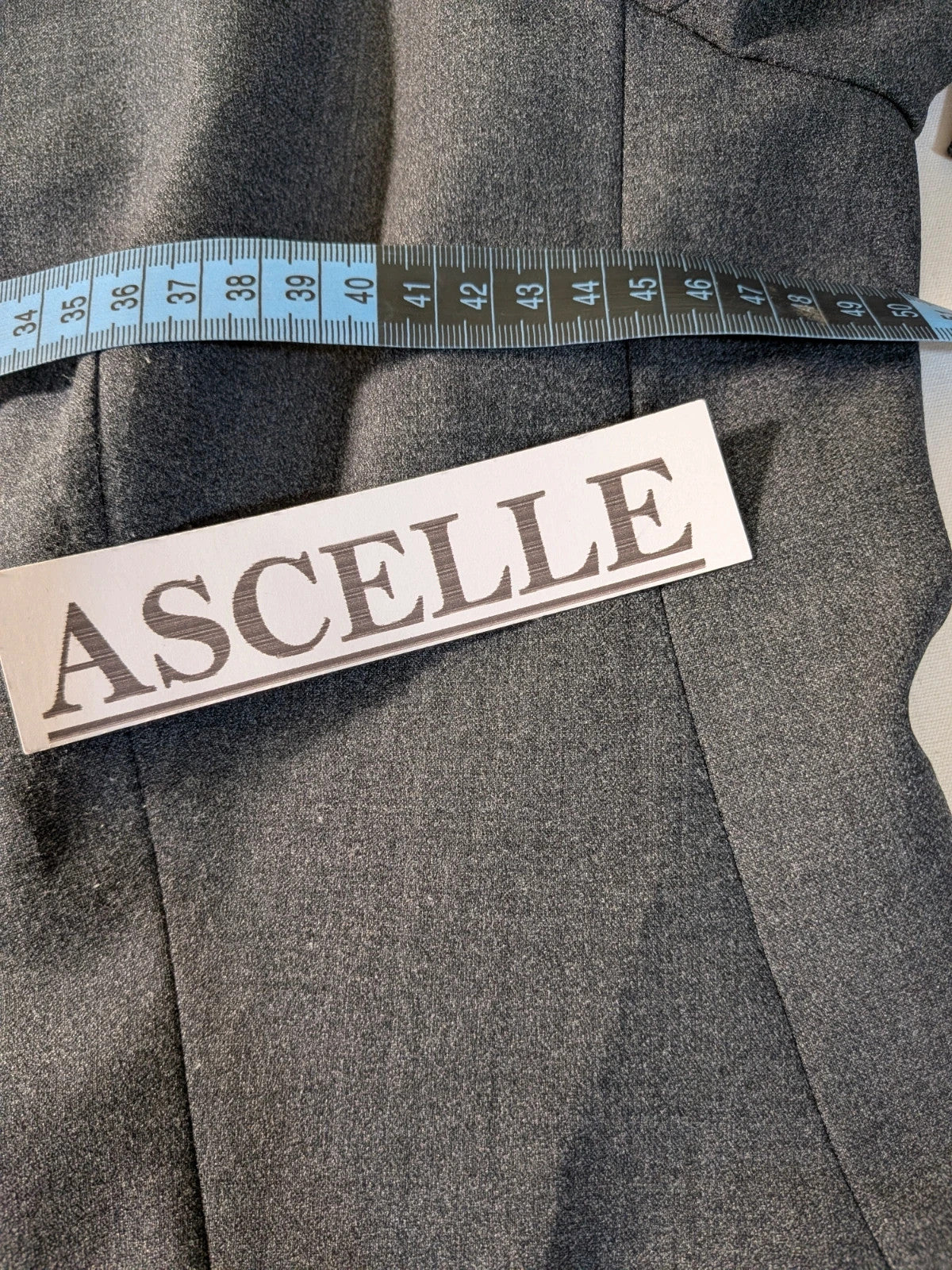 Tailleur donna Forma Zero by GFF grigio antracite in lana vergine, giacca avvitata e gonna dritta