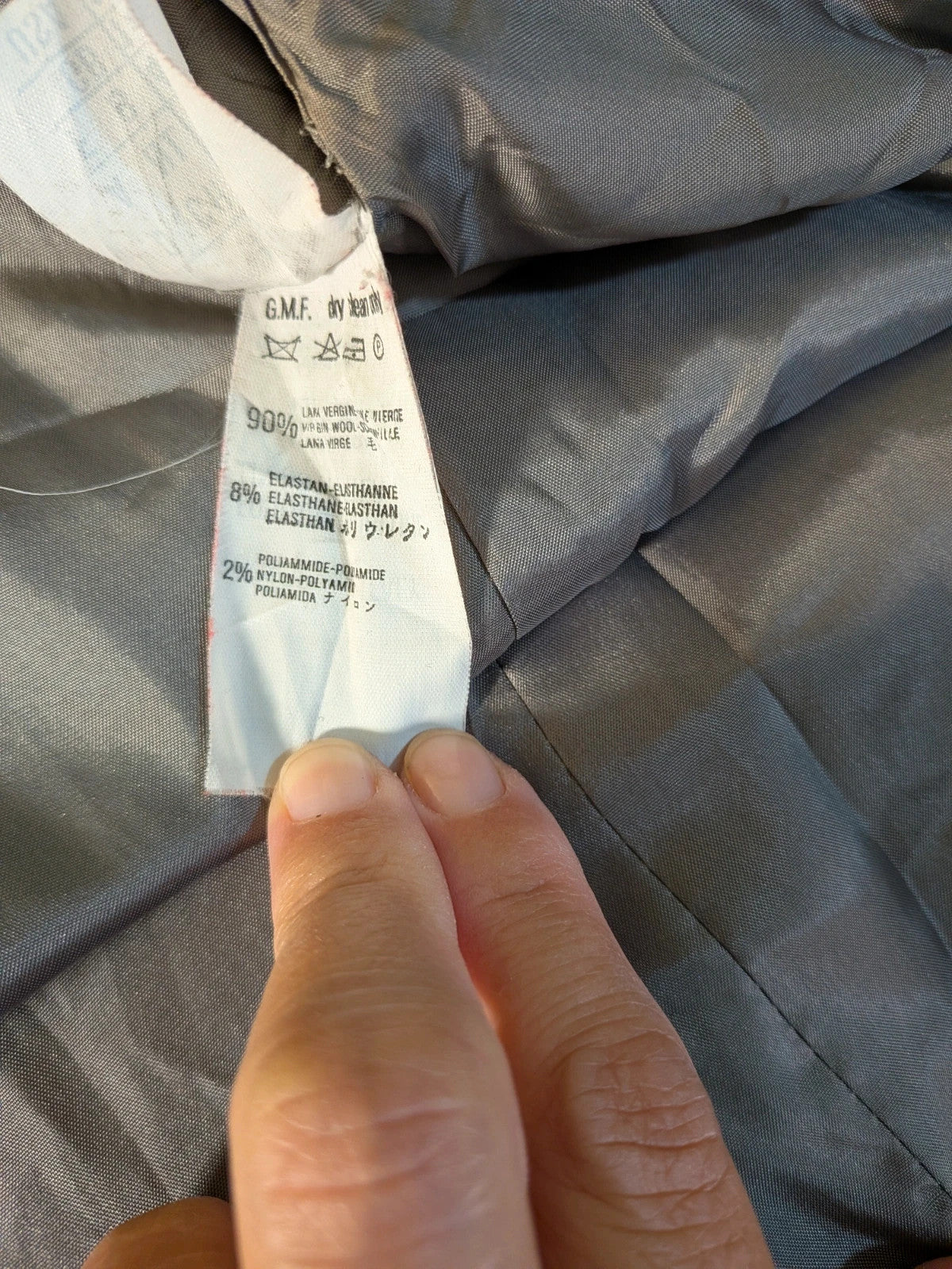 Tailleur donna Forma Zero by GFF grigio antracite in lana vergine, giacca avvitata e gonna dritta