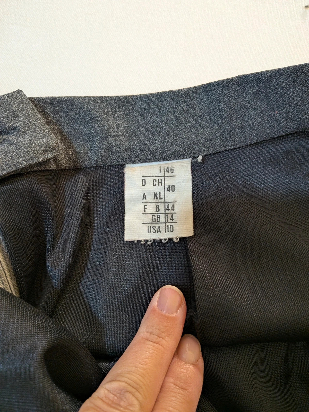 Tailleur donna Forma Zero by GFF grigio antracite in lana vergine, giacca avvitata e gonna dritta