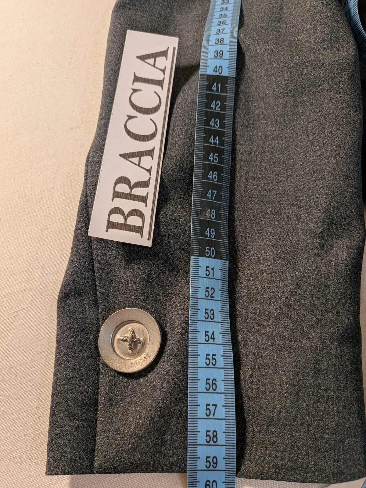Tailleur donna Forma Zero by GFF grigio antracite in lana vergine, giacca avvitata e gonna dritta