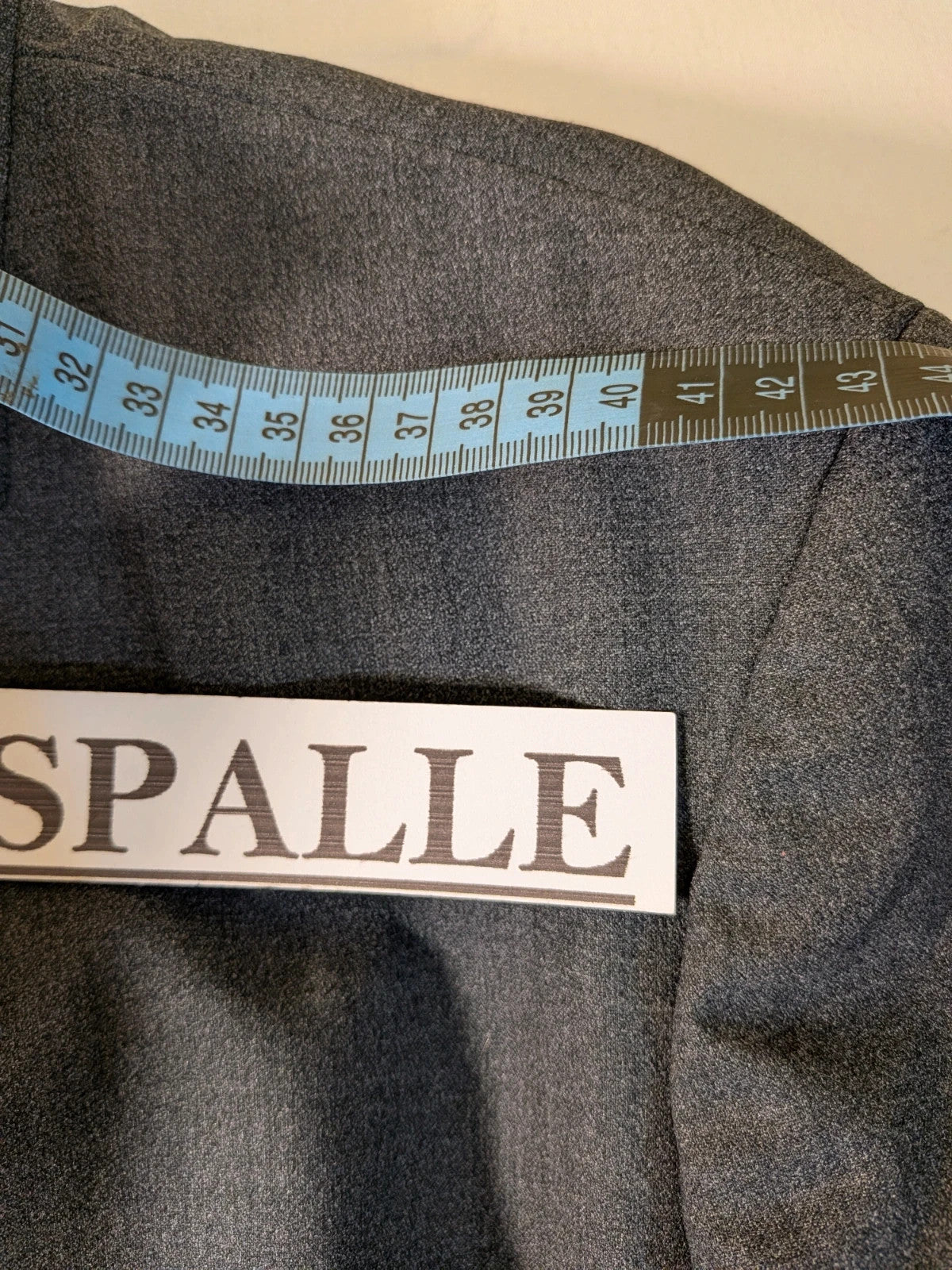 Tailleur donna Forma Zero by GFF grigio antracite in lana vergine, giacca avvitata e gonna dritta