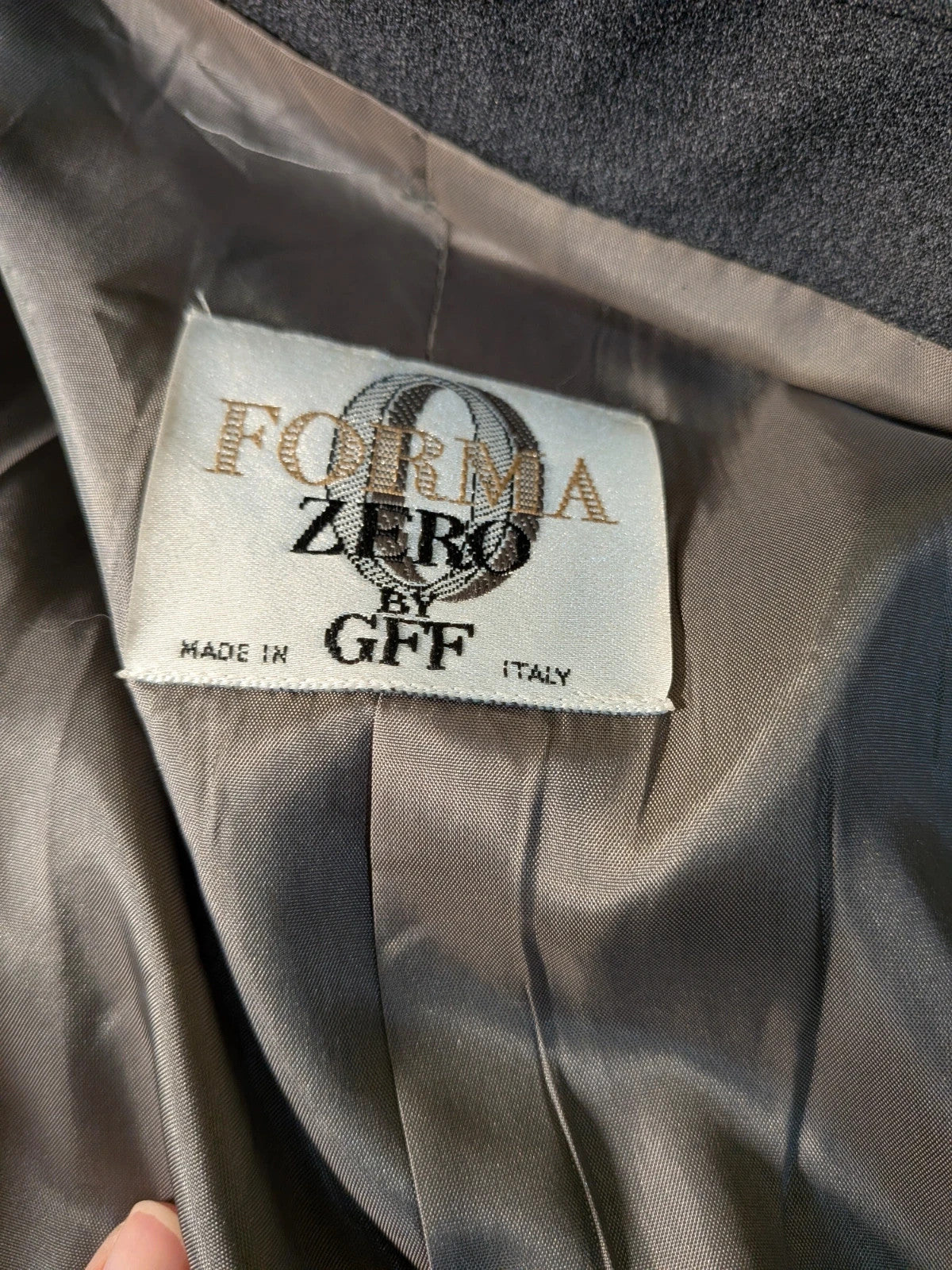 Tailleur donna Forma Zero by GFF grigio antracite in lana vergine, giacca avvitata e gonna dritta