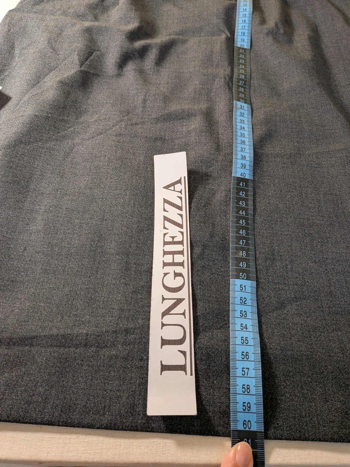 Tailleur donna Forma Zero by GFF grigio antracite in lana vergine, giacca avvitata e gonna dritta