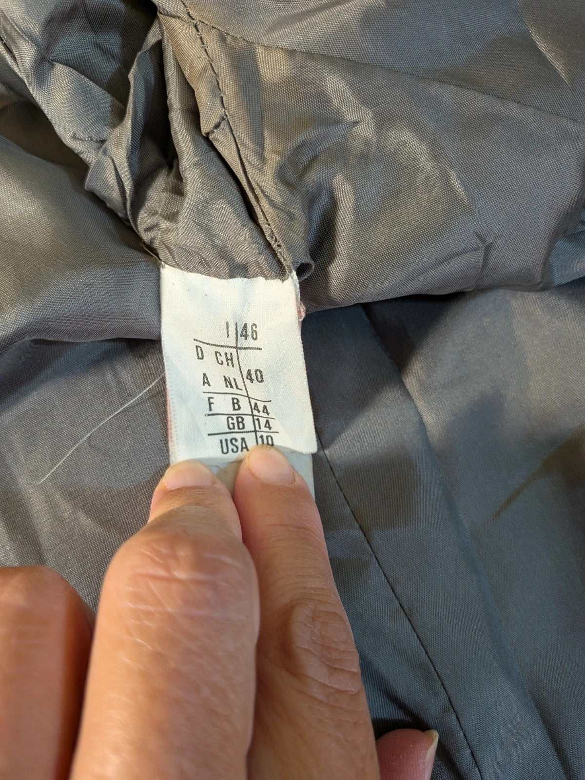 Tailleur donna Forma Zero by GFF grigio antracite in lana vergine, giacca avvitata e gonna dritta