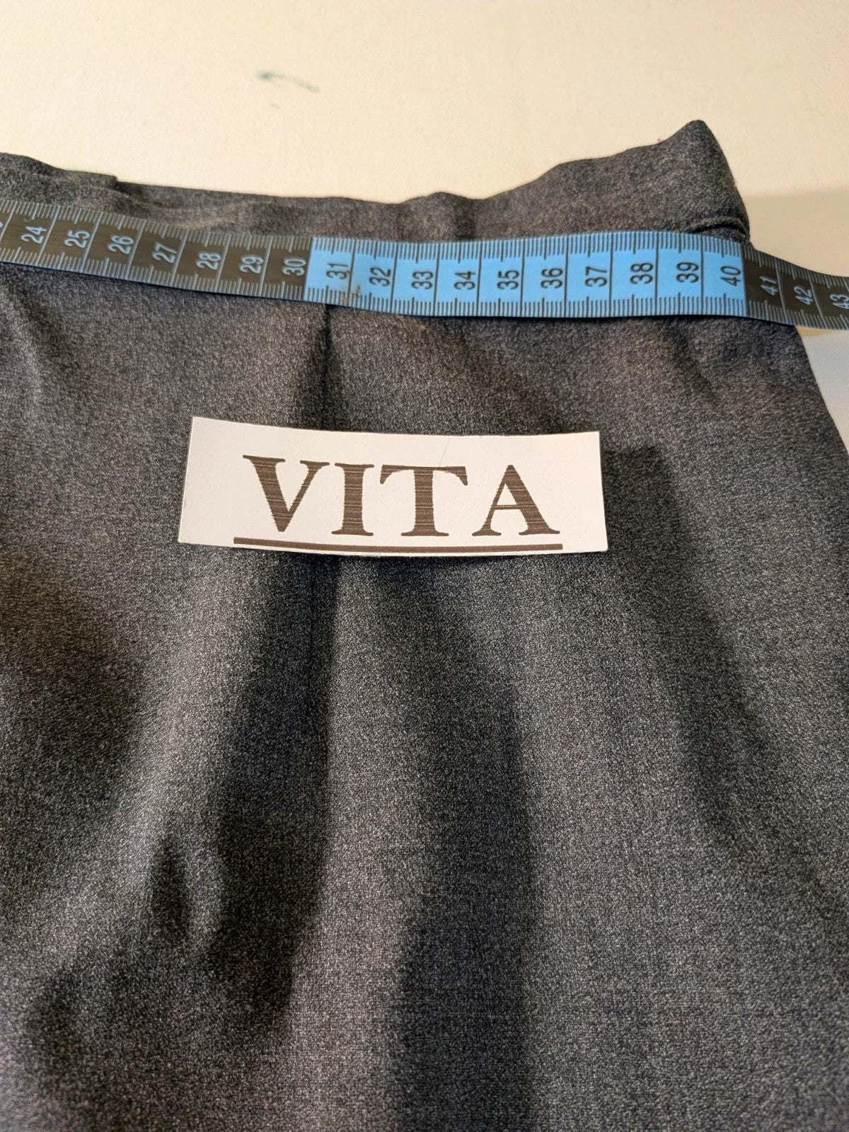 Tailleur donna Forma Zero by GFF grigio antracite in lana vergine, giacca avvitata e gonna dritta
