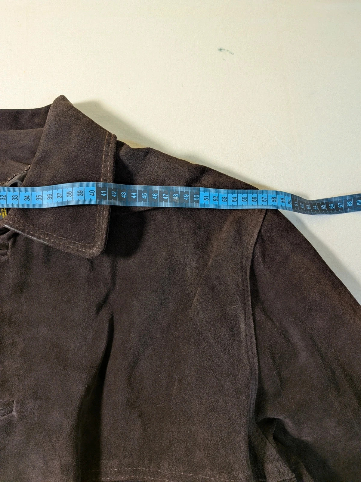 Cappotto uomo vintage in vera pelle scamosciata marrone con tasconi e bottoni rivestiti