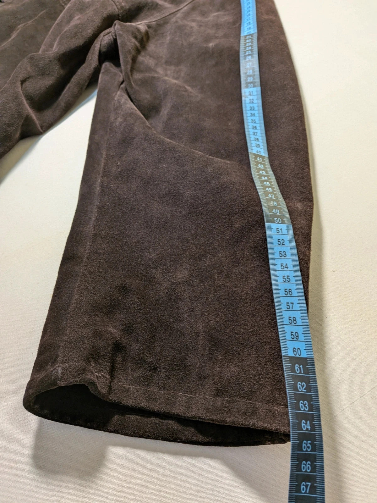 Cappotto uomo vintage in vera pelle scamosciata marrone con tasconi e bottoni rivestiti