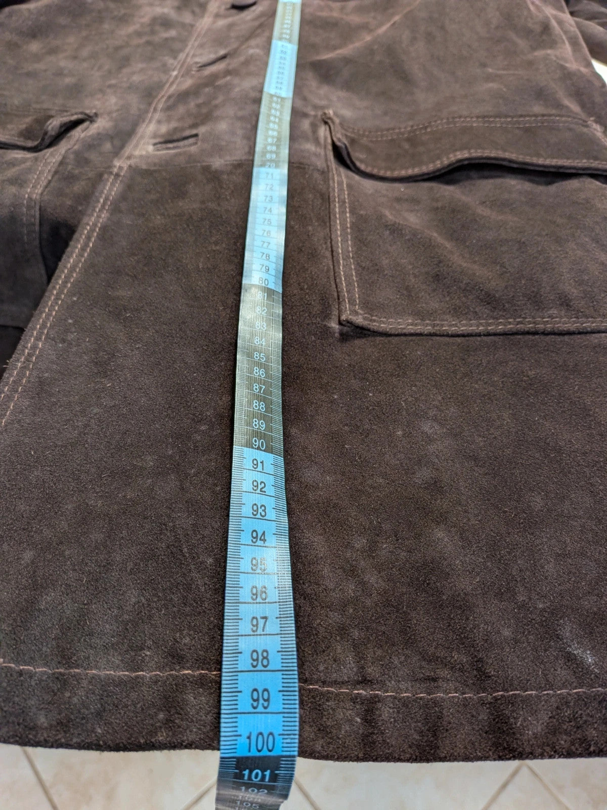 Cappotto uomo vintage in vera pelle scamosciata marrone con tasconi e bottoni rivestiti