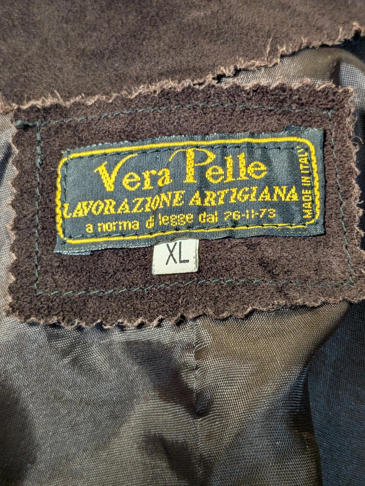 Cappotto uomo vintage in vera pelle scamosciata marrone con tasconi e bottoni rivestiti