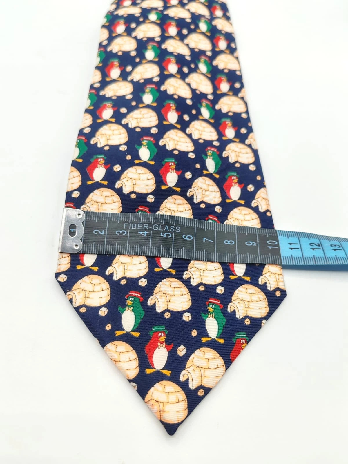 Cravatta vintage Il Caro Max in seta, fantasia pinguini e igloo su fondo blu