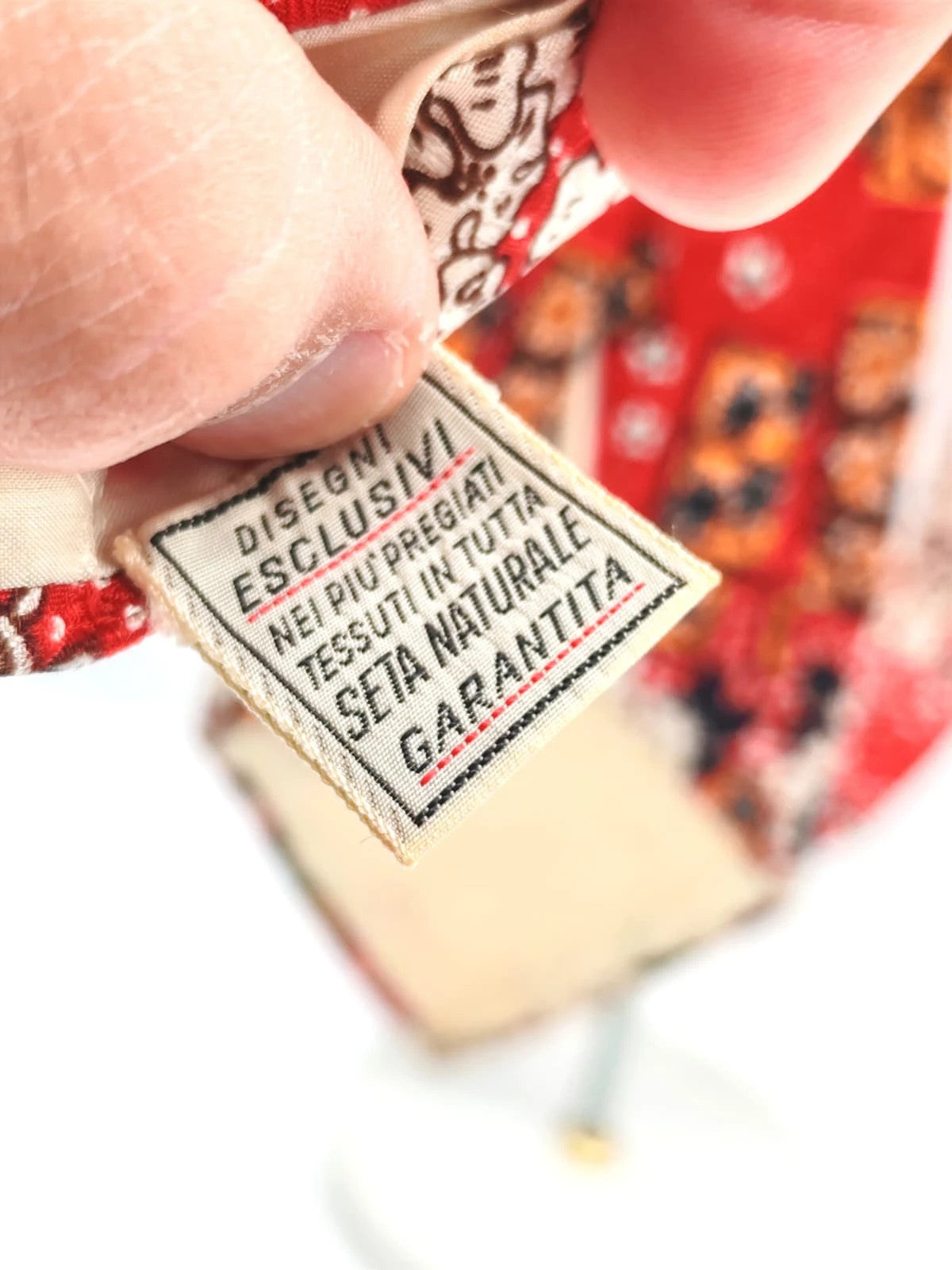 Cravatta vintage Alberto Milano in pura seta, fantasia floreale su fondo rosso