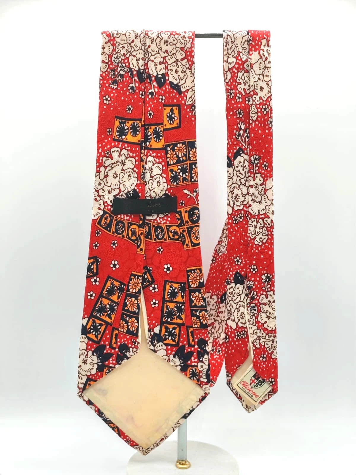 Cravatta vintage Alberto Milano in pura seta, fantasia floreale su fondo rosso