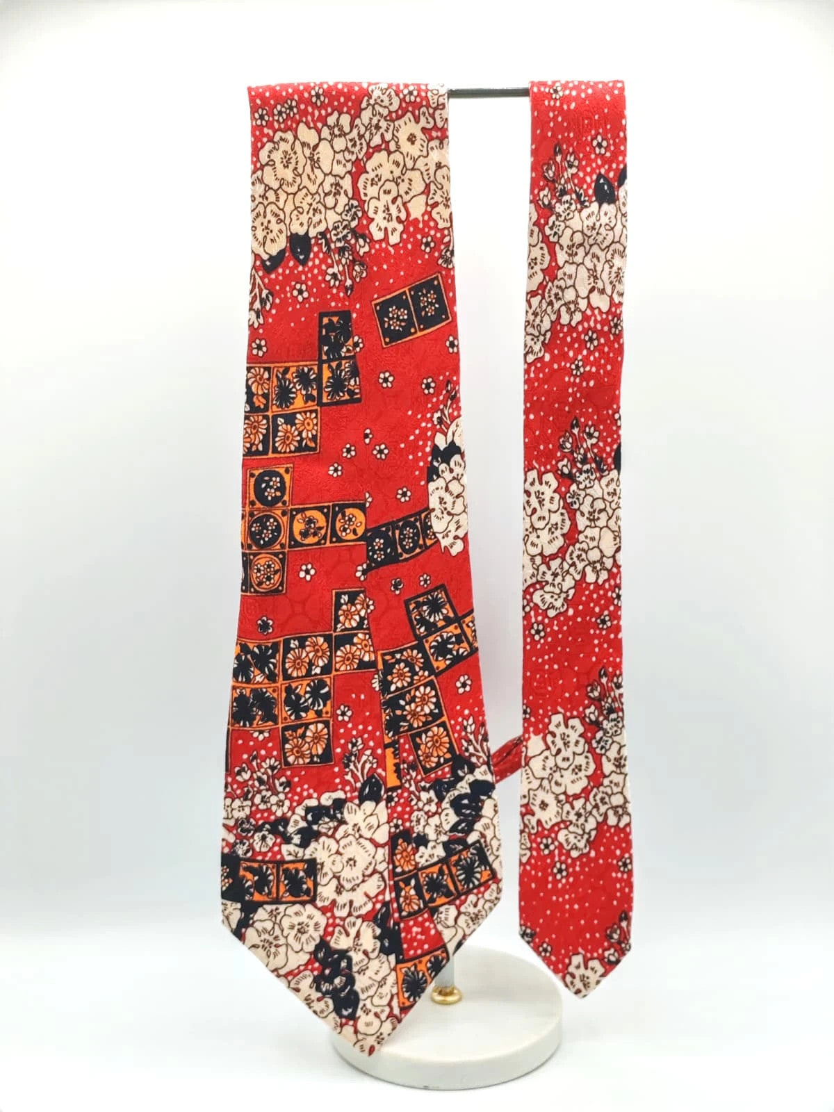 Cravatta vintage Alberto Milano in pura seta, fantasia floreale su fondo rosso