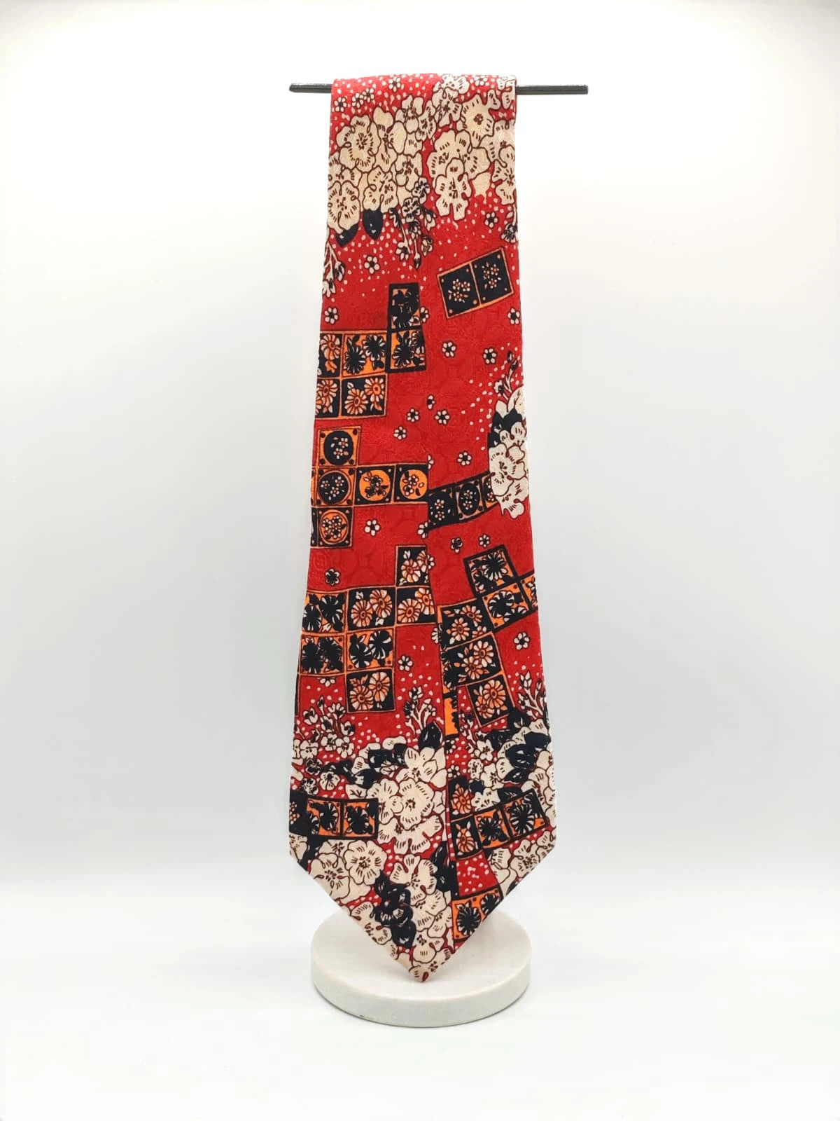 Cravatta vintage Alberto Milano in pura seta, fantasia floreale su fondo rosso
