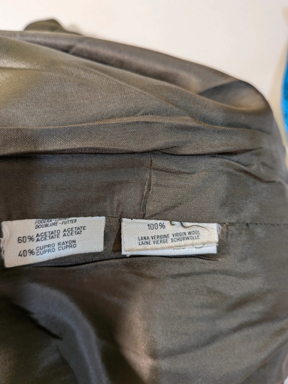 Persona green skirt suit with structured long-sleeve jacket and front buttons, 100% virgin wool.