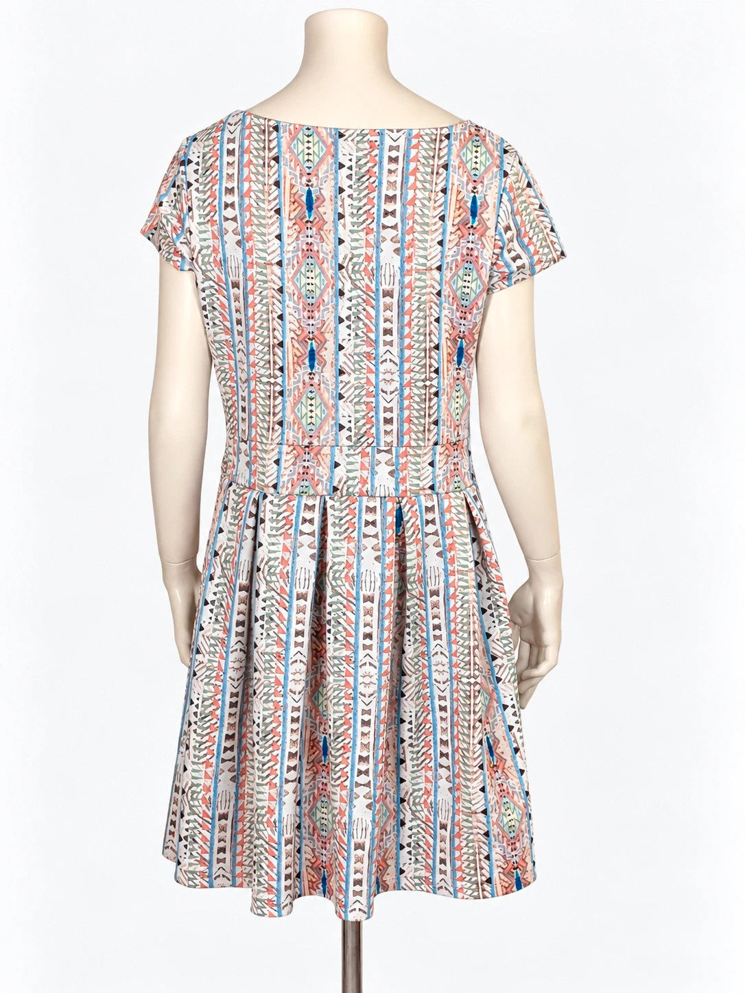 Abito donna Lascana a fantasia geometrica con gonna pieghettata