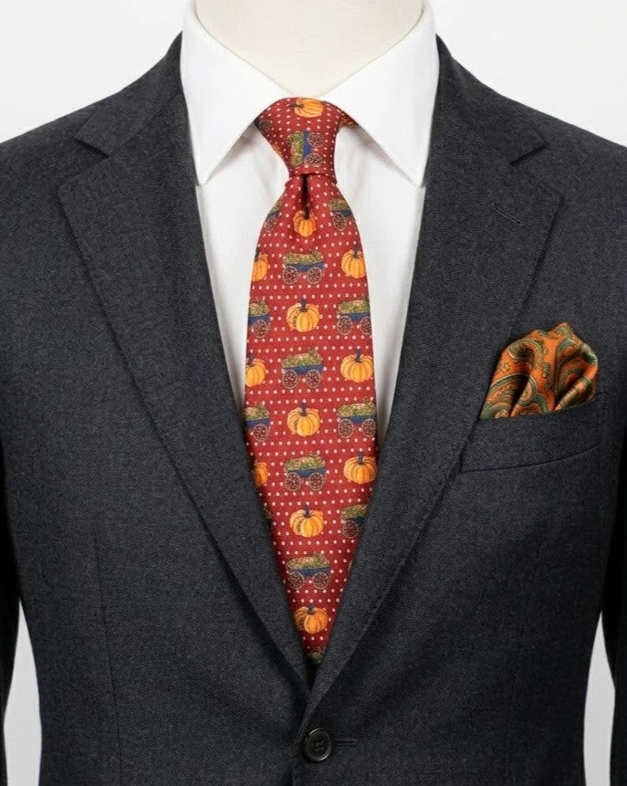 Cravatta Royal St. Annes in pura seta rosso mattone con zucche e carretti