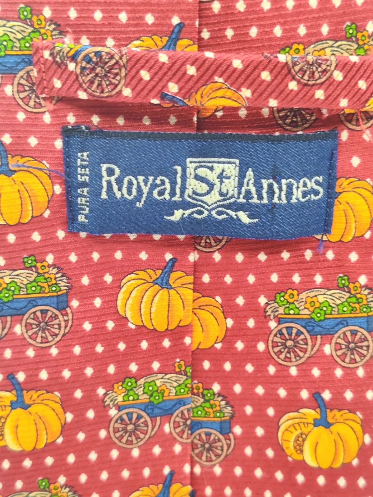 Cravatta Royal St. Annes in pura seta rosso mattone con zucche e carretti