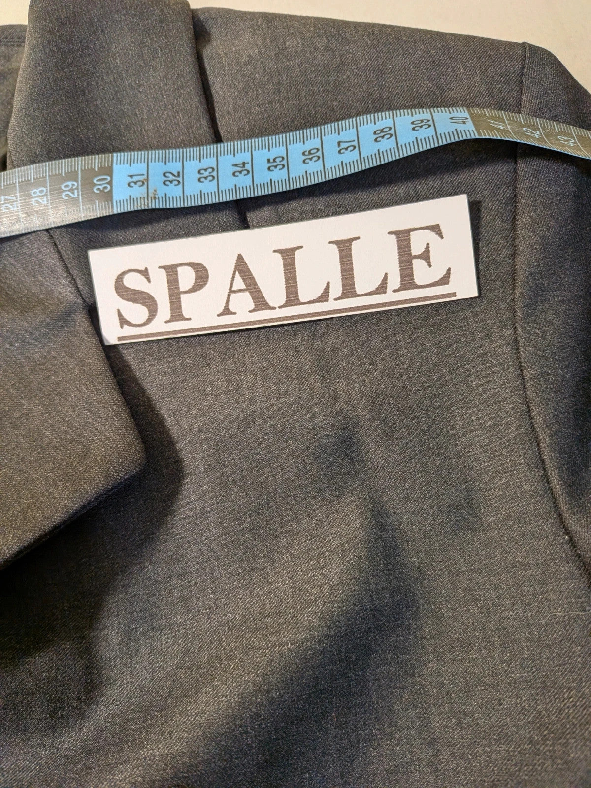 Tailleur donna vintage Cherie de Paris grigio antracite in lana, blazer con bottoni dorati e gonna tubino