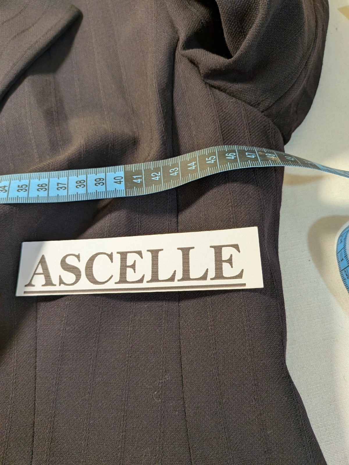 Tailleur donna marrone testa di moro in pura lana vergine, giacca a tre bottoni e gonna