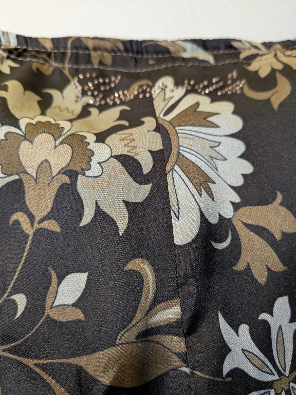 Gonna donna Cannella fluida marrone con stampa floreale e perline in vita