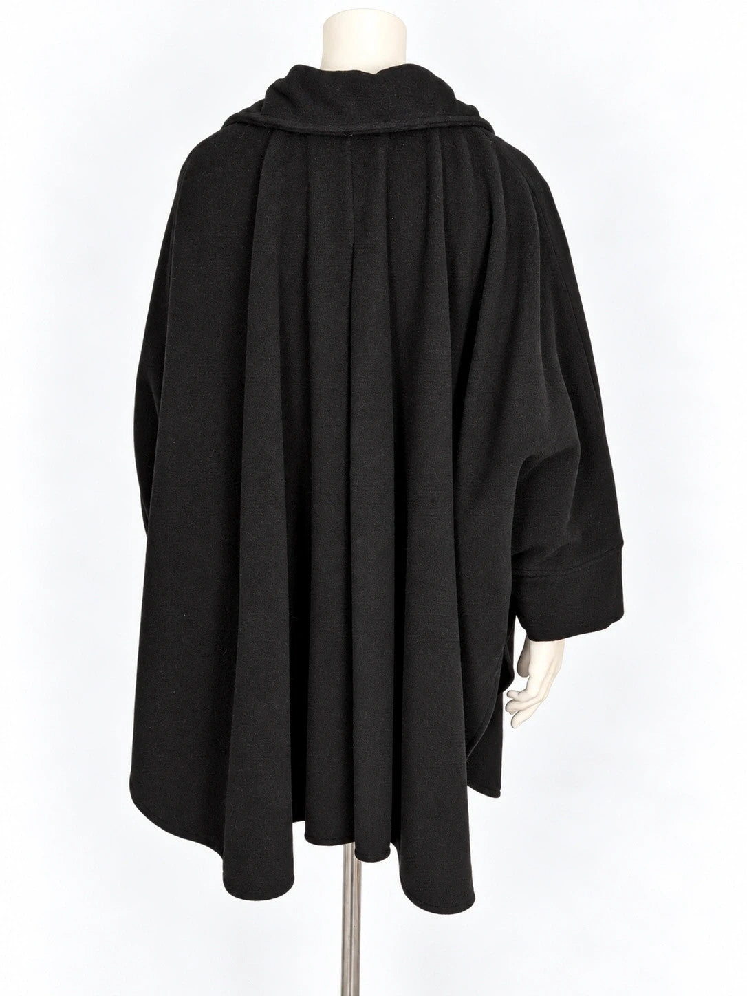 Mantella cappotto donna nero oversize con bottoni frontali