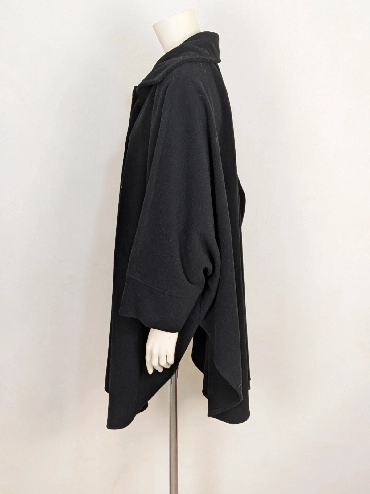 Mantella cappotto donna nero oversize con bottoni frontali