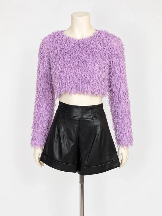 Completo donna crop top viola Zara con effetto frange e shorts neri in ecopelle Bershka