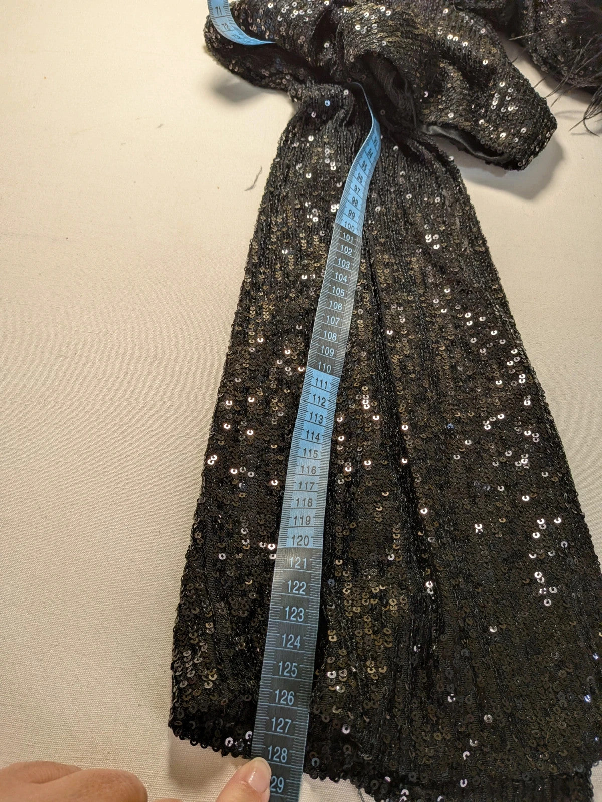 Abito lungo donna monospalla in paillettes nere con piume e cut-out laterale