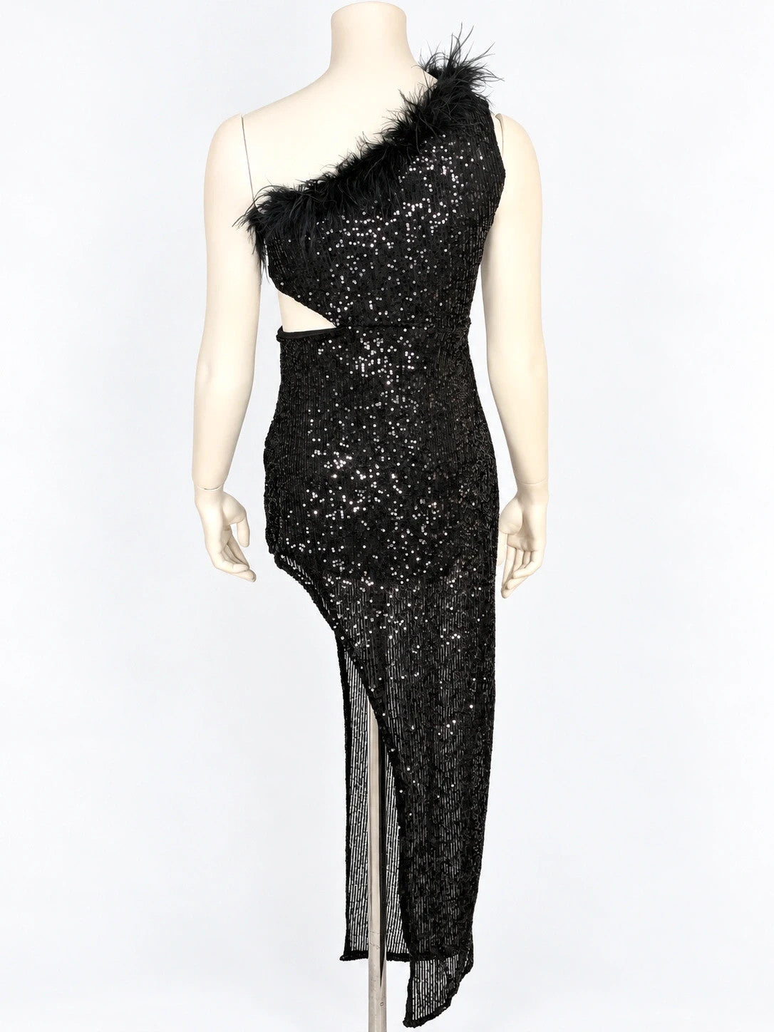 Abito lungo donna monospalla in paillettes nere con piume e cut-out laterale