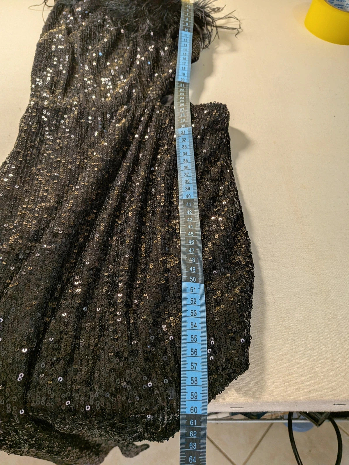 Abito lungo donna monospalla in paillettes nere con piume e cut-out laterale