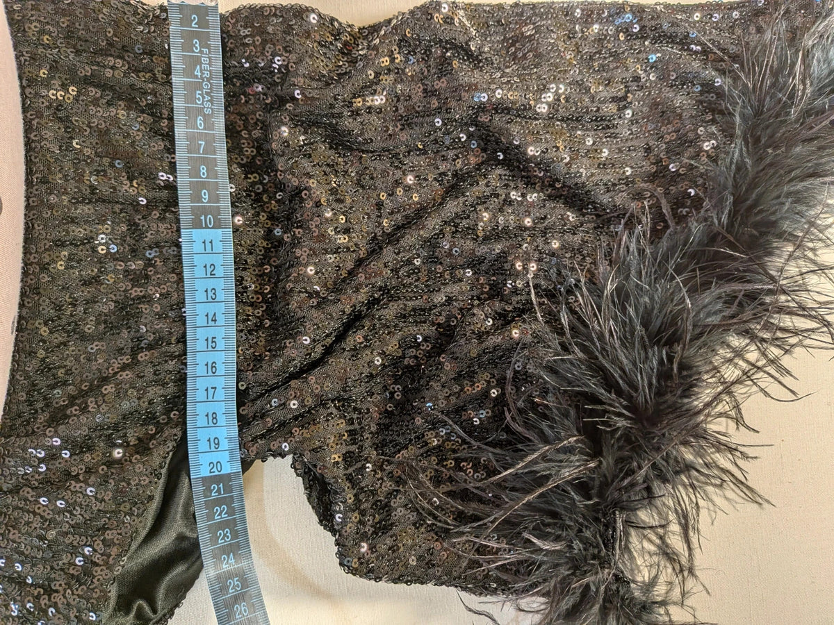 Abito lungo donna monospalla in paillettes nere con piume e cut-out laterale