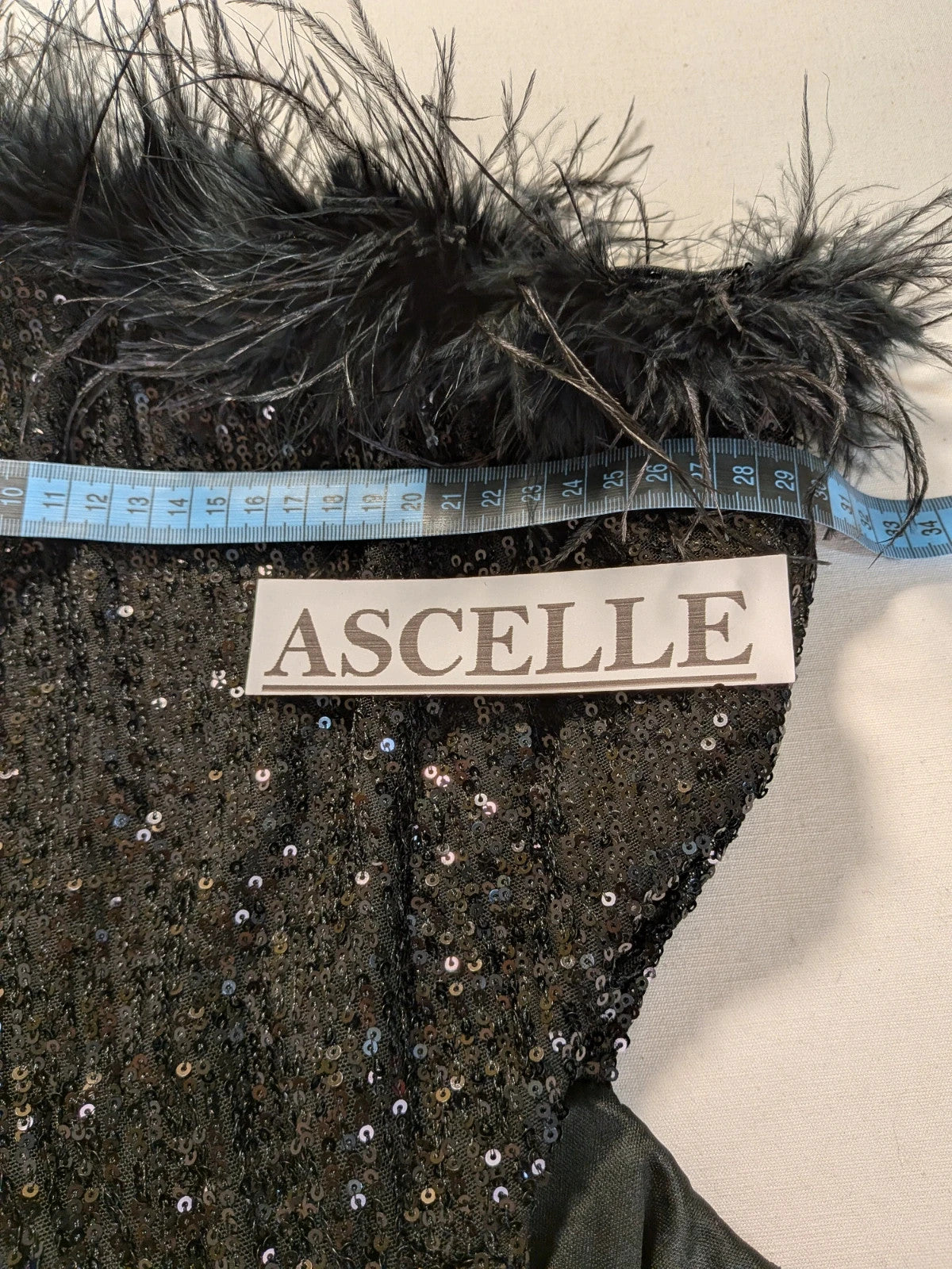 Abito lungo donna monospalla in paillettes nere con piume e cut-out laterale