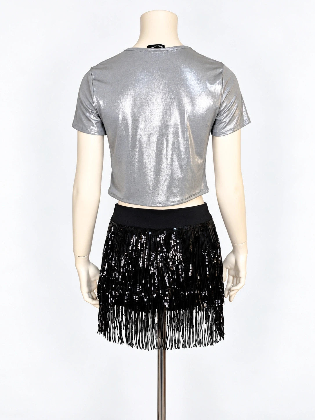 Completo donna crop top argento metallizzato Tally Weijl e minigonna con frange di paillettes Shein