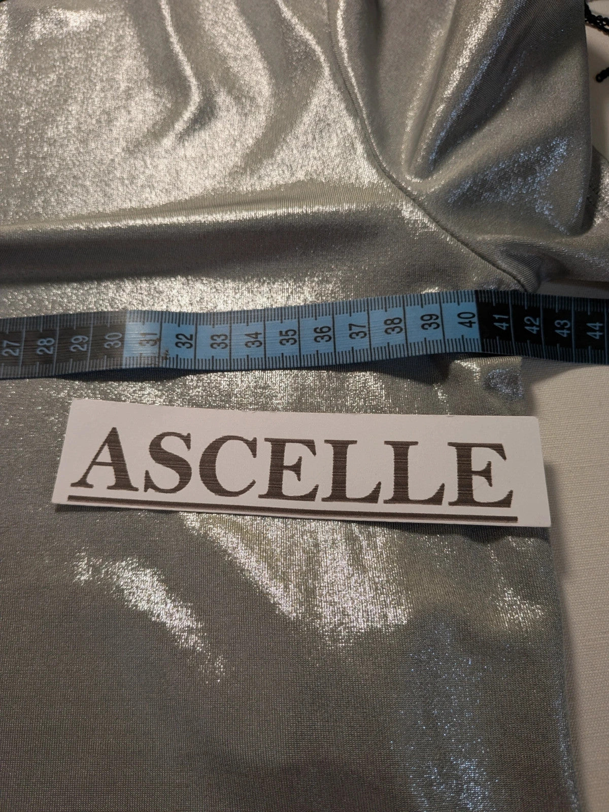 Completo donna crop top argento metallizzato Tally Weijl e minigonna con frange di paillettes Shein