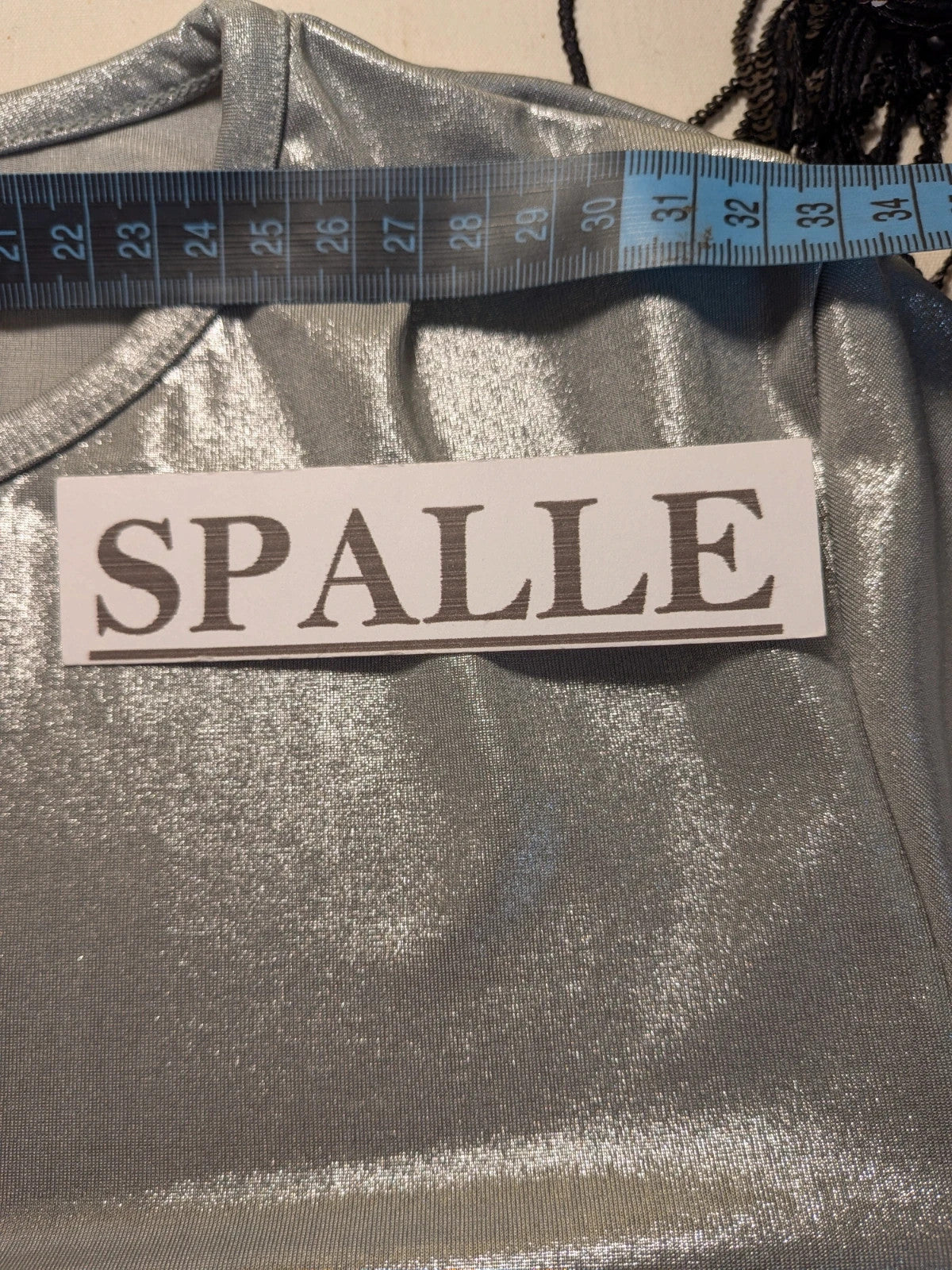 Completo donna crop top argento metallizzato Tally Weijl e minigonna con frange di paillettes Shein