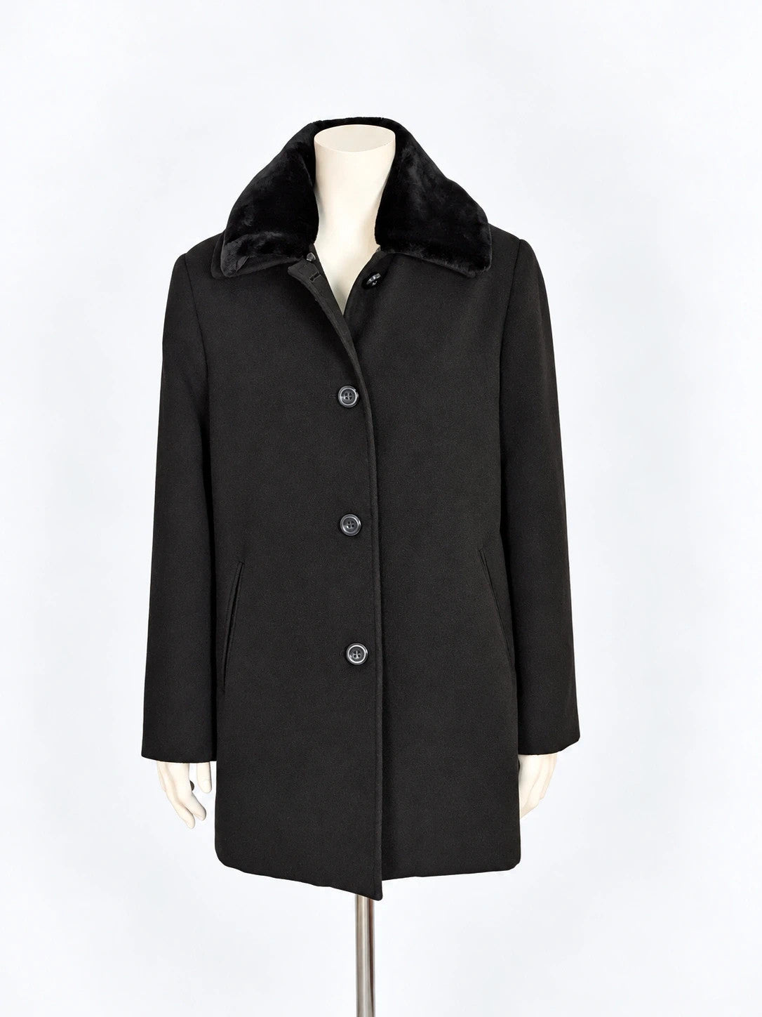 Cappotto donna nero Made in Italy con collo in ecopelliccia e chiusura a bottoni