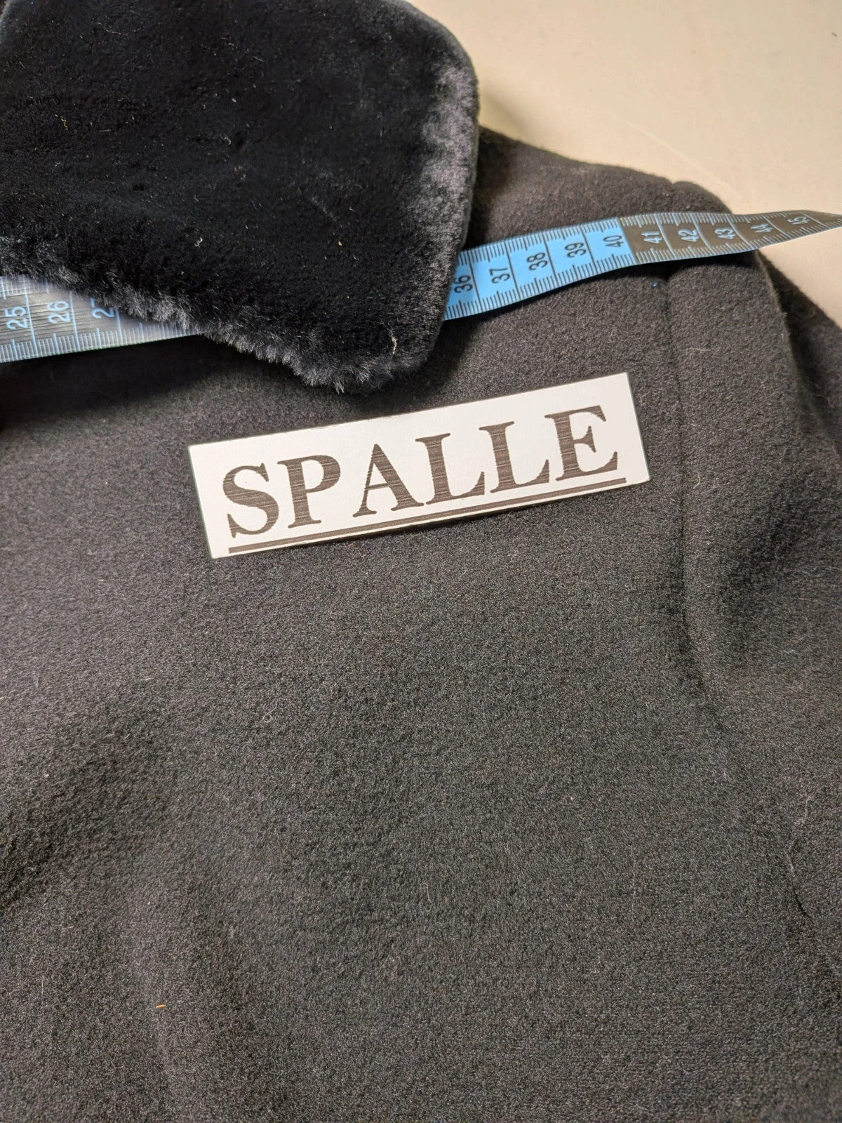 Cappotto donna nero Made in Italy con collo in ecopelliccia e chiusura a bottoni