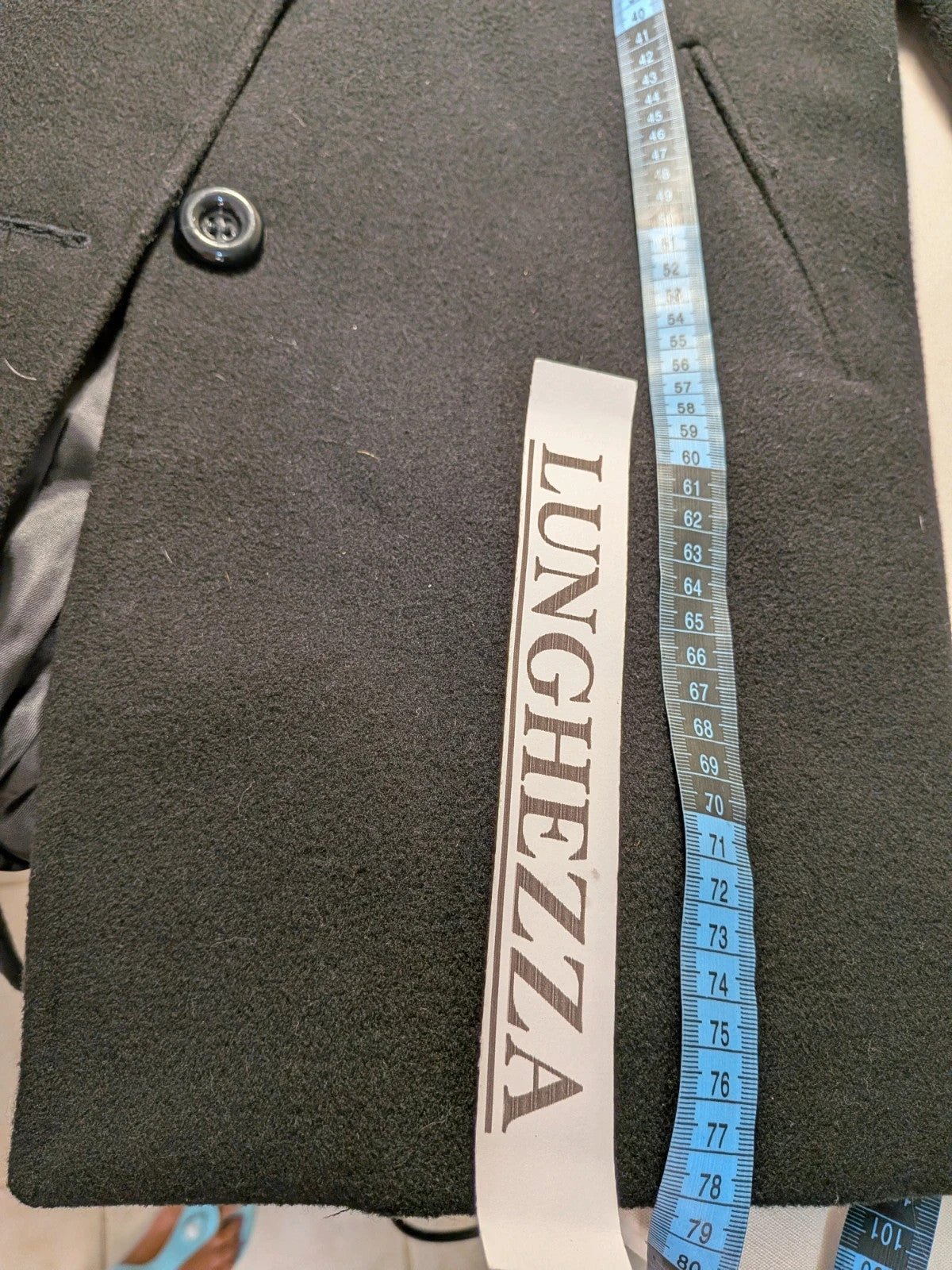 Cappotto donna nero Made in Italy con collo in ecopelliccia e chiusura a bottoni