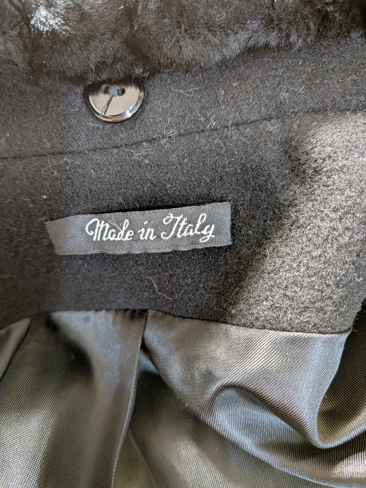 Cappotto donna nero Made in Italy con collo in ecopelliccia e chiusura a bottoni
