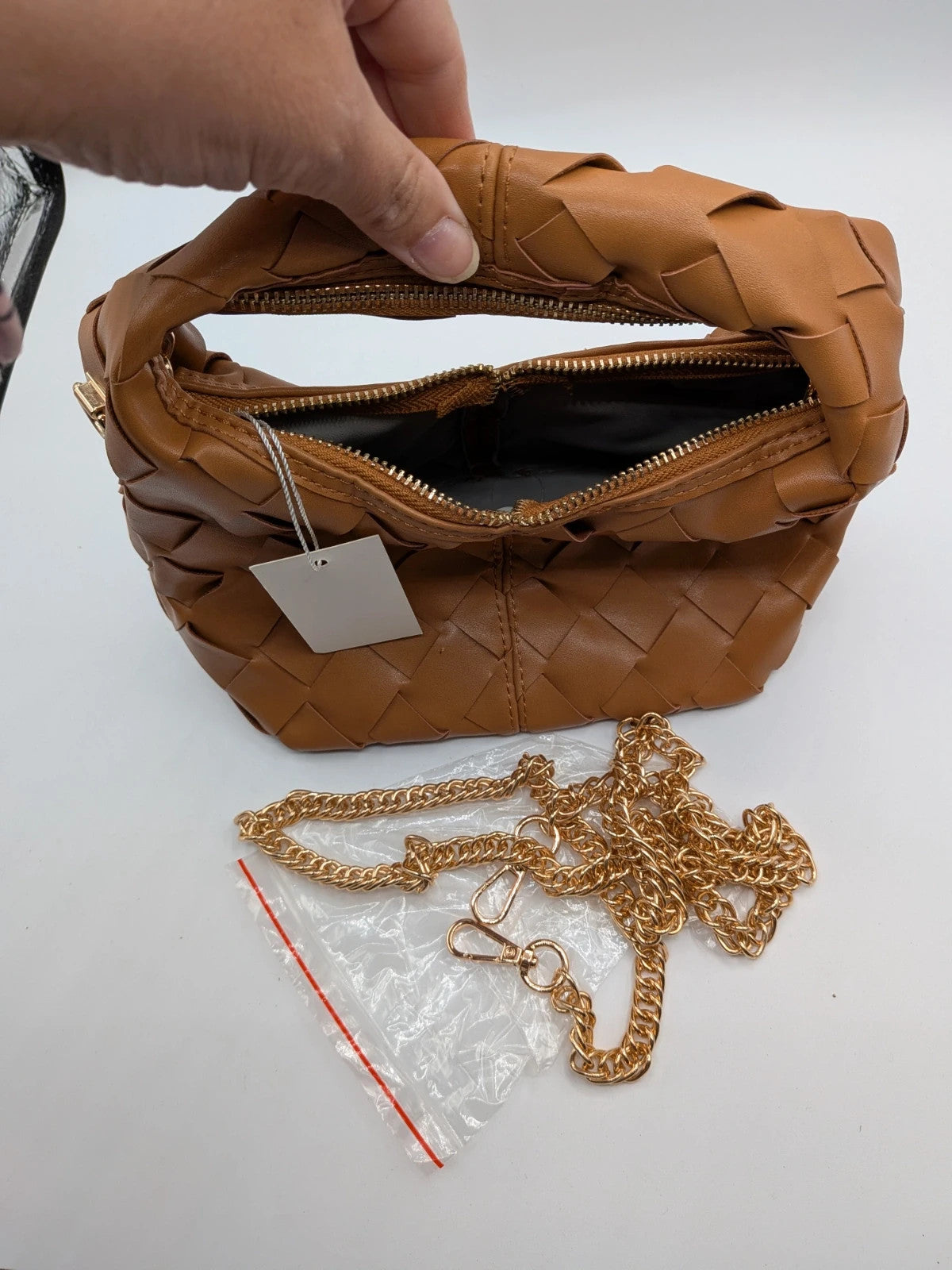Borsa donna intrecciata color cammello con tracolla a catena - foto 3