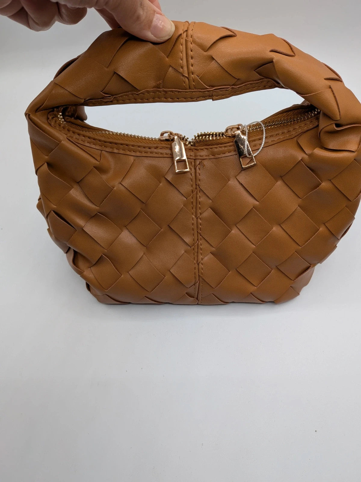 Borsa donna intrecciata color cammello con tracolla a catena - foto 4