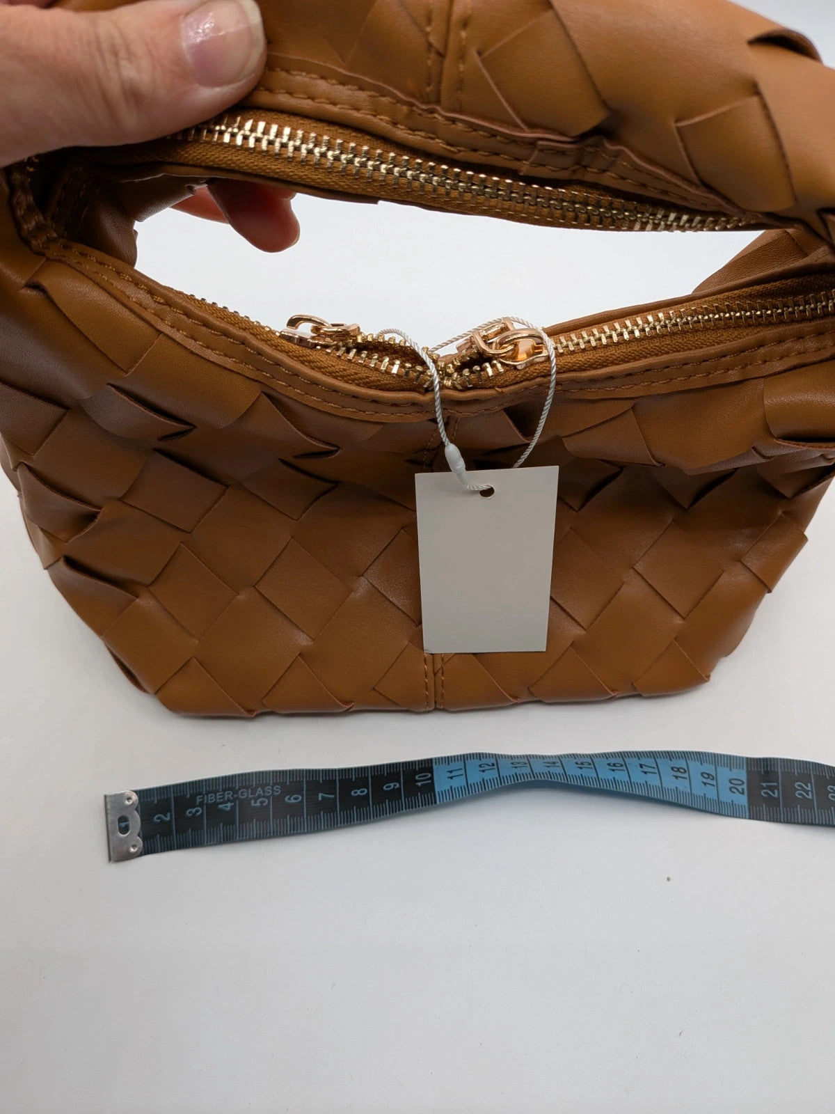 Borsa donna intrecciata color cammello con tracolla a catena - foto 5