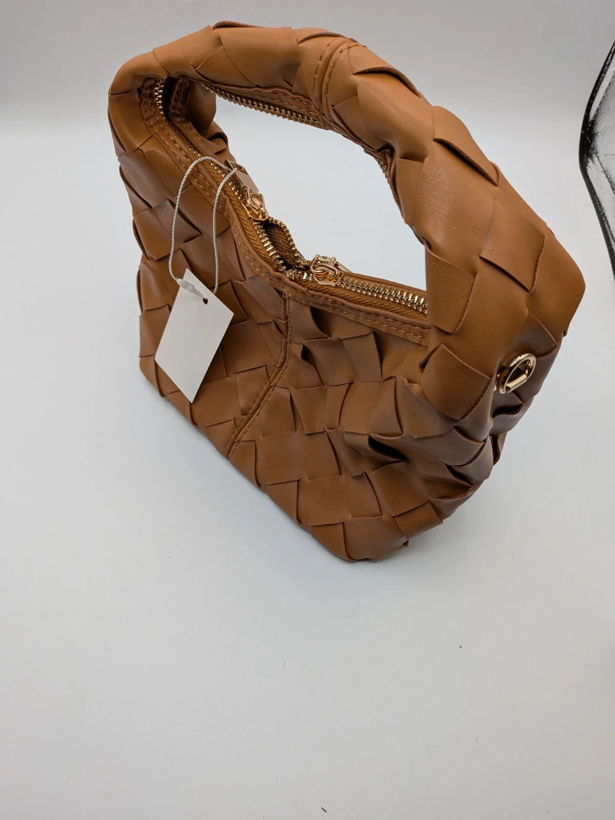 Borsa donna intrecciata color cammello con tracolla a catena - foto 2