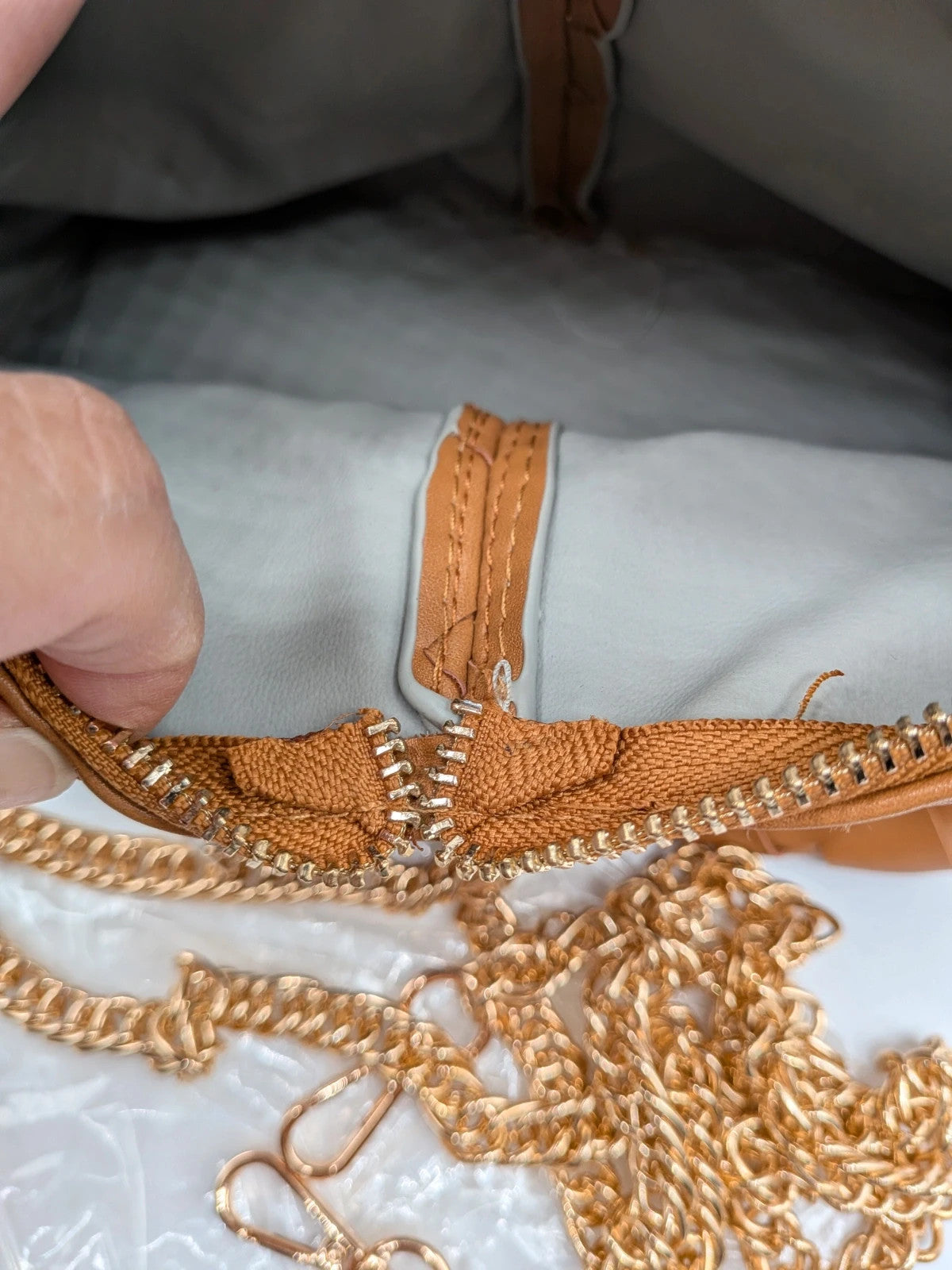 Borsa donna intrecciata color cammello con tracolla a catena - foto 7